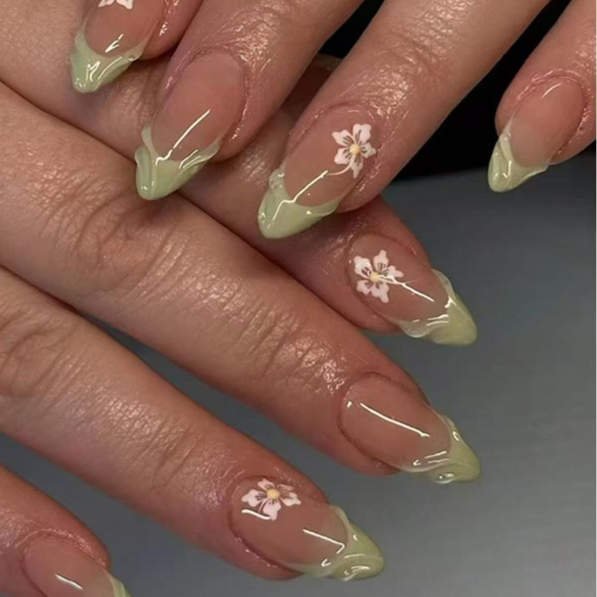 Nail Art Press On - 24 ชิ้นเรียบง่ายสีเขียวฝรั่งเศสเล็บปลอมสําเร็จรูปแฟชั่นการออกแบบดอกไม้อัลมอนด์เล็บปลอมเคล็ดลับนํามาใช้ใหม่ยาวรูปไข่กดบนเล็บชุด