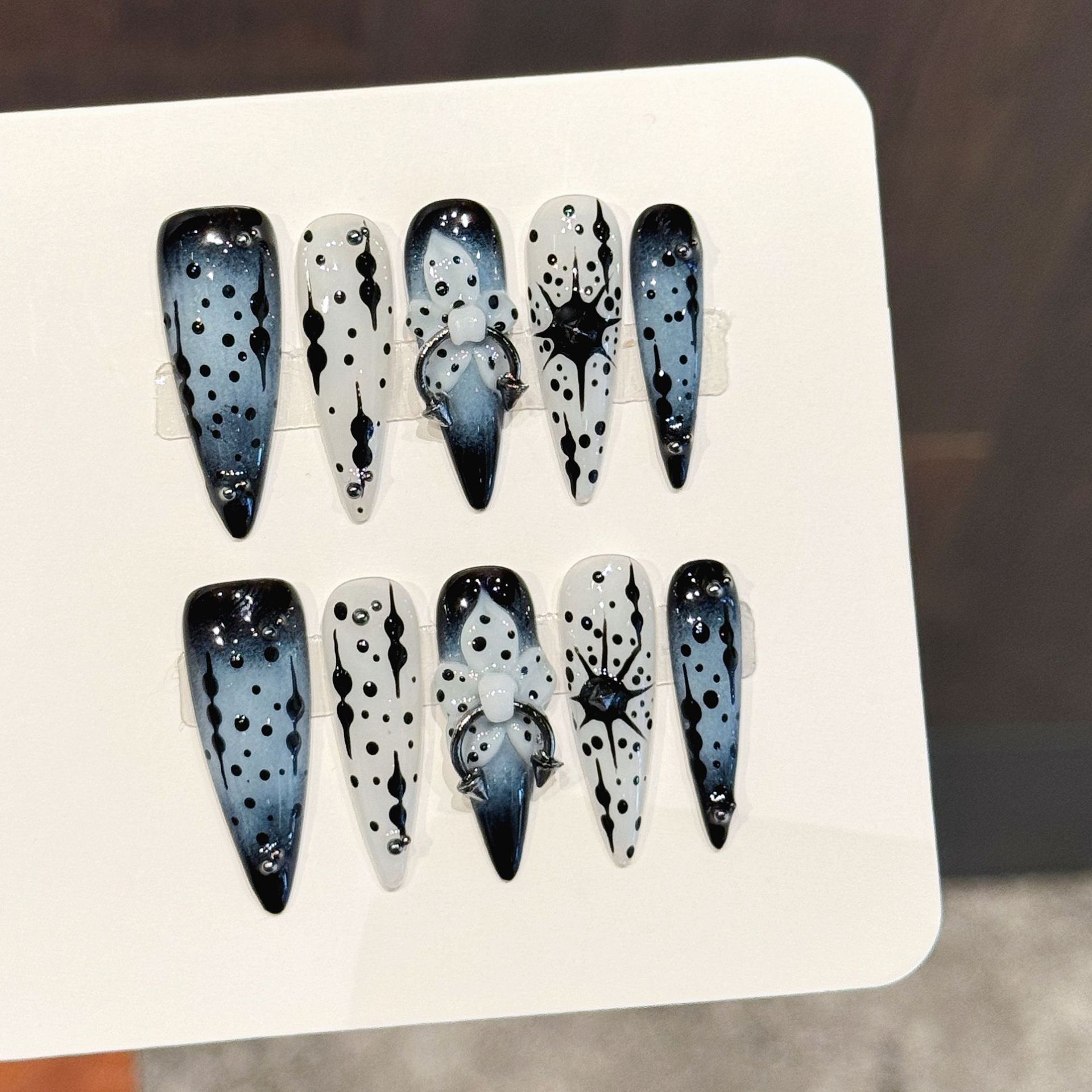เล็บปลอมทำมือสีน้ำเงินไล่เฉด 1 - Nail Art Press On บทวิจารณ์และราคา